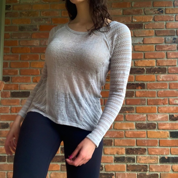 Light Gray lightweight Raglan Top 🌿 - Picture 6 of 6